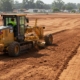 Использование грейдера при выравнивании земли
