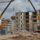 Вывоз строительного мусора с использованием кранов с многоквартирных домов